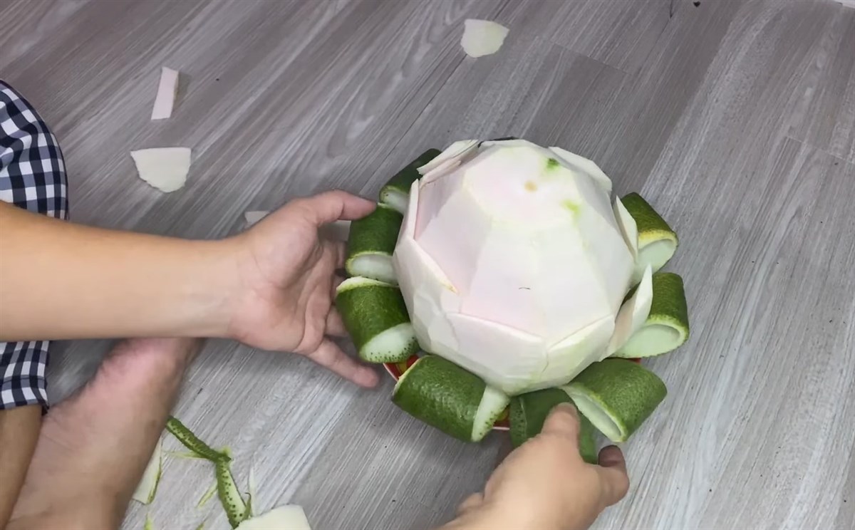Gấp phần vỏ bưởi xanh làm đế hoa sen