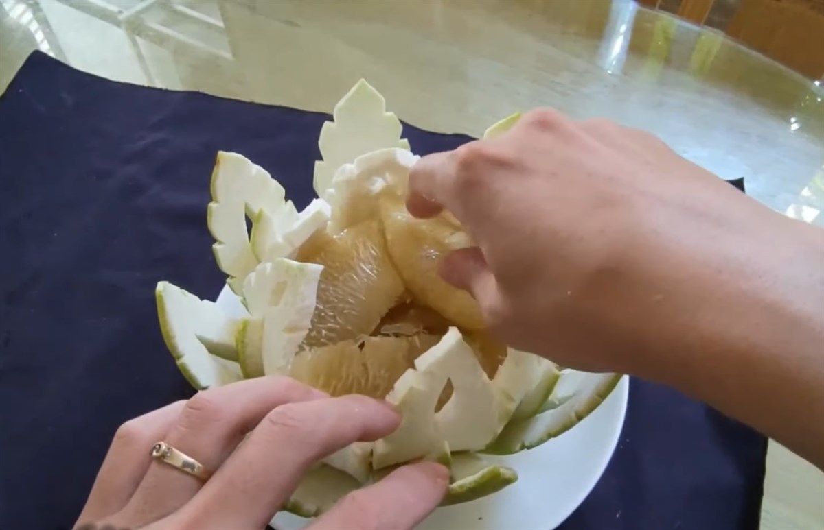 Thêm trái cây vào bên trong giỏ trái cây