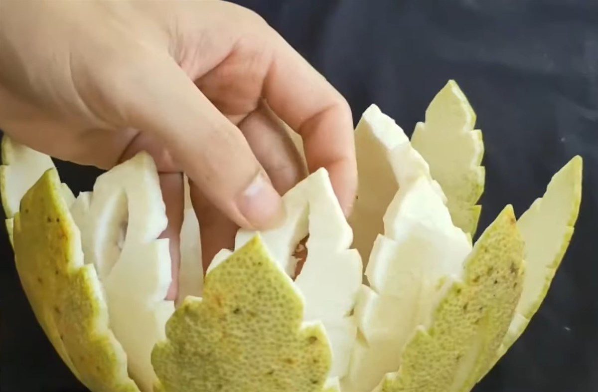 Trang trí thêm cho phần vỏ trắng của giỏ trái cây