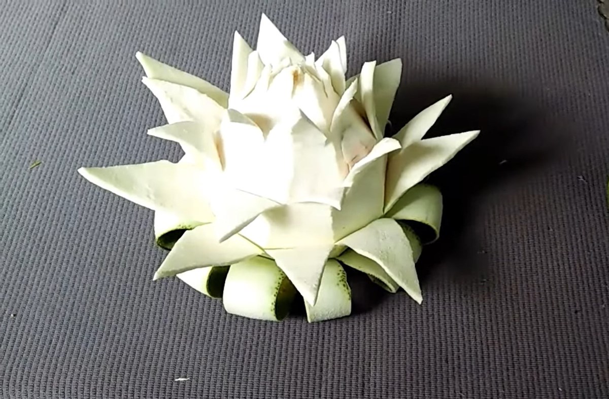 Tỉa phần vỏ trắng để tạo hình thanh long