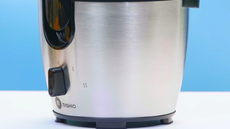 Thân dưới của máy xay ép đa năng Mishio MK-197 làm bằng inox sáng bóng