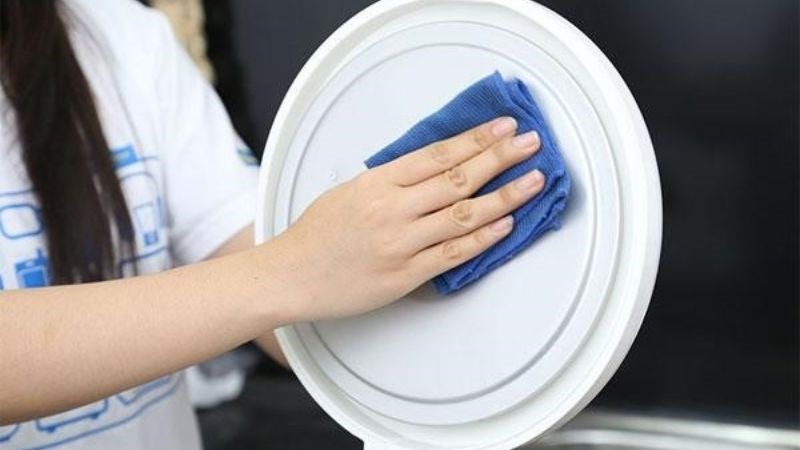 D&ugrave;ng khăn kh&ocirc; lau nắp nồi cơm điện