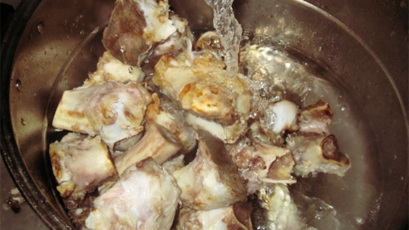 Cho lượng nước vừa đủ ăn khi hầm xương bằng nồi &aacute;p suất điện