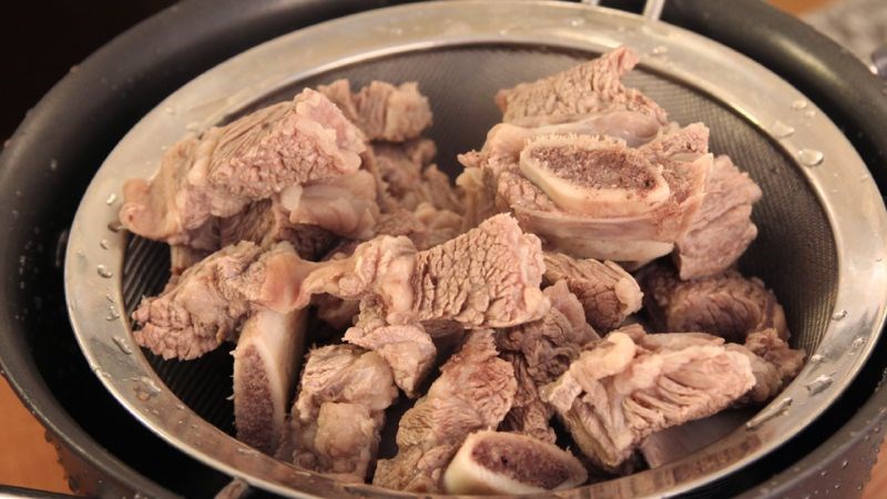 Chần sơ v&agrave; rửa sạch xương trước khi hầm