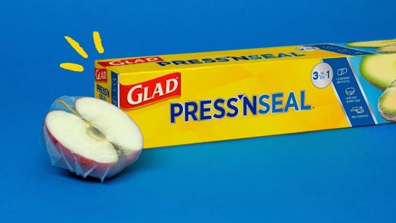 Bọc k&iacute;n phần mặt cắt của t&aacute;o bằng m&agrave;ng bọc thực phẩm 