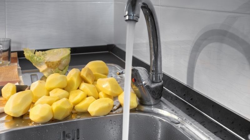 Rửa sạch khoai t&acirc;y với nước cho hết nhựa