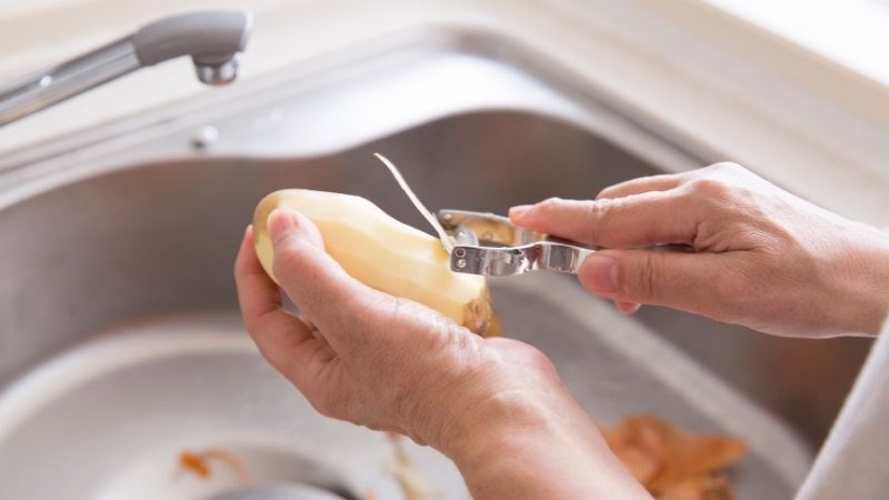 B&agrave;o vỏ khoai t&acirc;y nhẹ tay, kh&ocirc;ng b&agrave;o qu&aacute; d&agrave;y vỏ