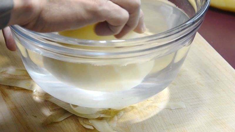 Cho khoai t&acirc;y đ&atilde; gọt vỏ v&agrave;o nước lạnh để tr&aacute;nh th&acirc;m 