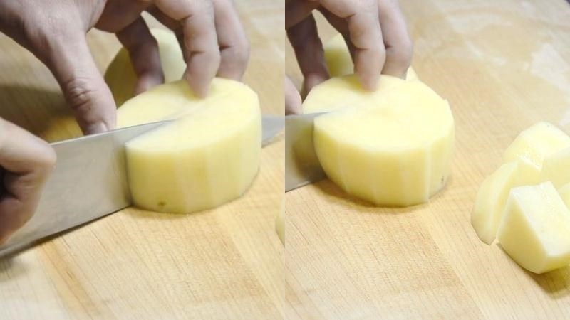 Cắt khoai t&acirc;y th&agrave;nh c&aacute;c khối vu&ocirc;ng