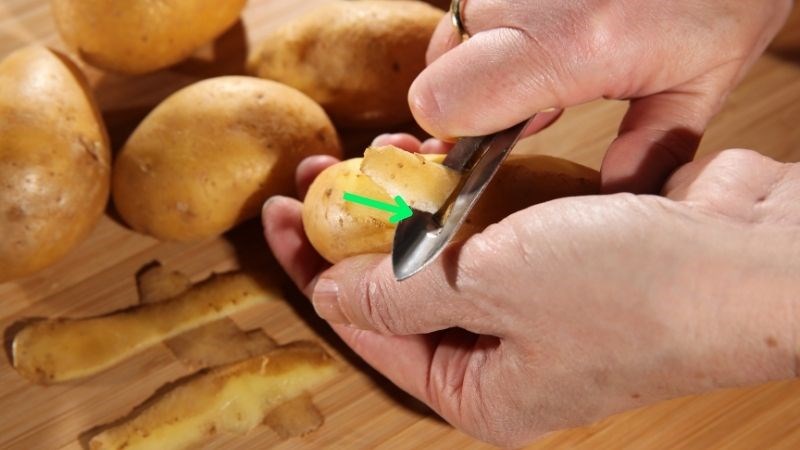 B&agrave;o vỏ khoai t&acirc;y theo hướng từ dưới l&ecirc;n