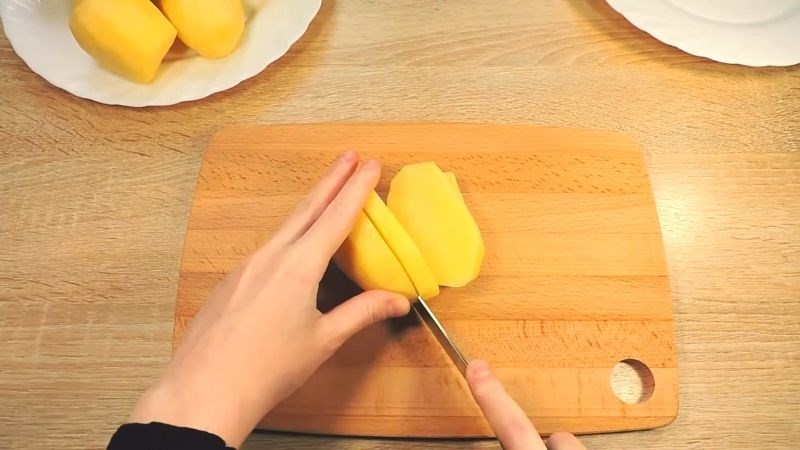 Cắt dọc khoai t&acirc;y th&agrave;nh c&aacute;c miếng vừa