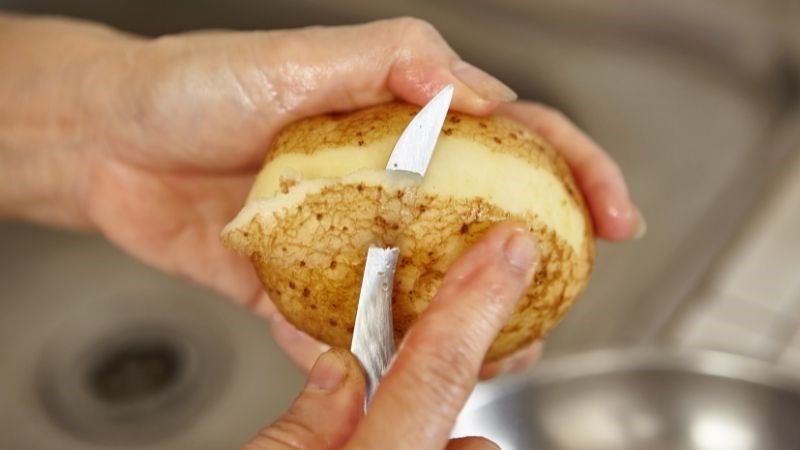 D&ugrave;ng dao lưỡi b&eacute;n gọt vỏ khoai t&acirc;y