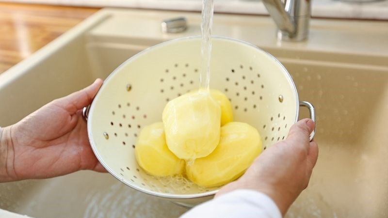 Rửa kỹ khoai t&acirc;y v&agrave;i lần với nước sạch