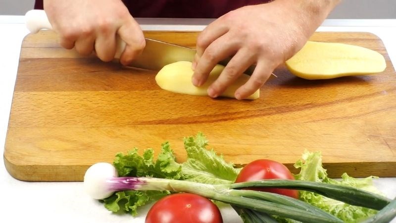 Bổ đ&ocirc;i củ khoai rồi cắt dọc th&agrave;nh miếng