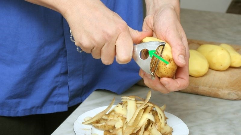 D&ugrave;ng dao b&agrave;o đa năng b&agrave;o sạch vỏ khoai t&acirc;y