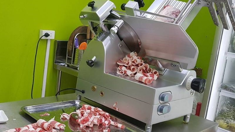 Sử dụng máy cắt thịt đông lạnh