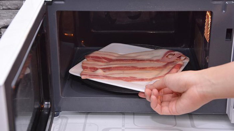 Dùng lò vi sóng để rã đông thịt trước khi cắt