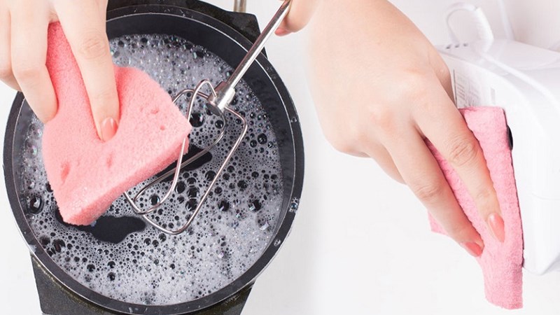 Vệ sinh m&aacute;y đ&aacute;nh trứng thường xuy&ecirc;n v&agrave; đ&uacute;ng c&aacute;ch