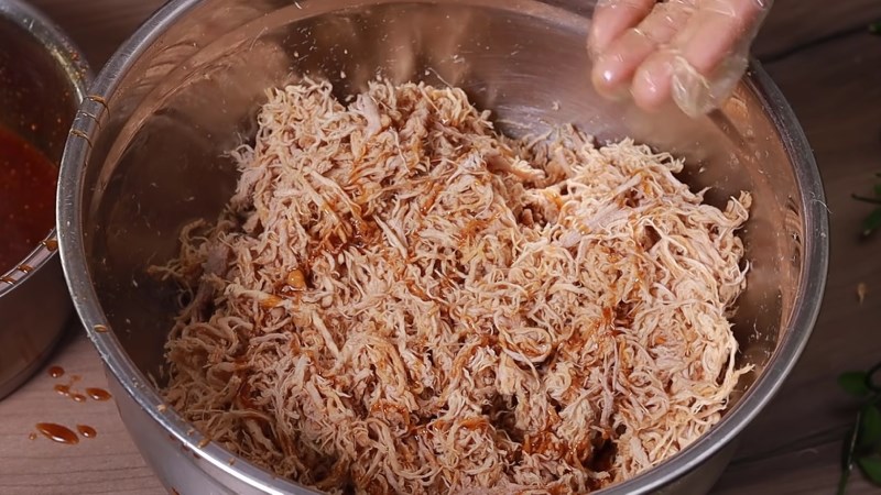 Thường xuy&ecirc;n lấy ch&agrave; b&ocirc;ng ra rưới dầu ăn hoặc nước d&ugrave;ng pha sẵn