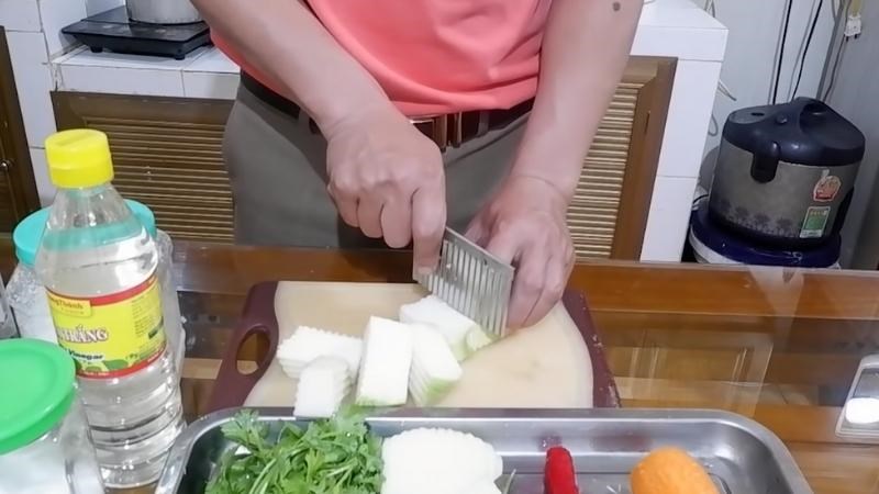 Tiếp tục cắt kh&uacute;c nhỏ su h&agrave;o