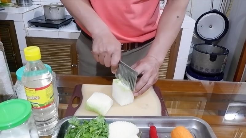 Cắt su h&agrave;o th&agrave;nh c&aacute;c miếng d&agrave;y