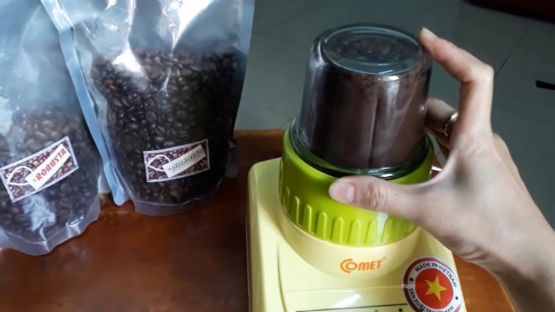 Xay c&agrave; ph&ecirc; bằng m&aacute;y xay sinh tố