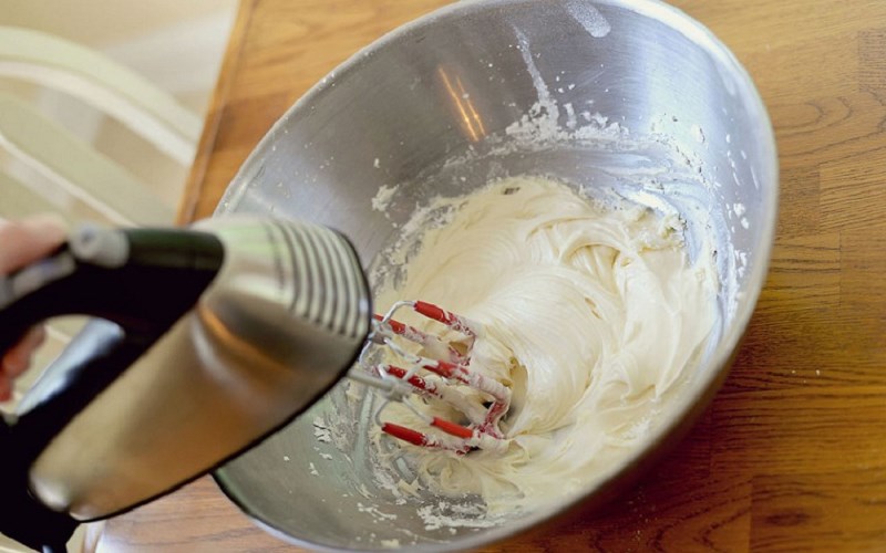 D&ugrave;ng m&aacute;y đ&aacute;nh trứng để l&agrave;m nh&acirc;n b&aacute;nh sữa chua