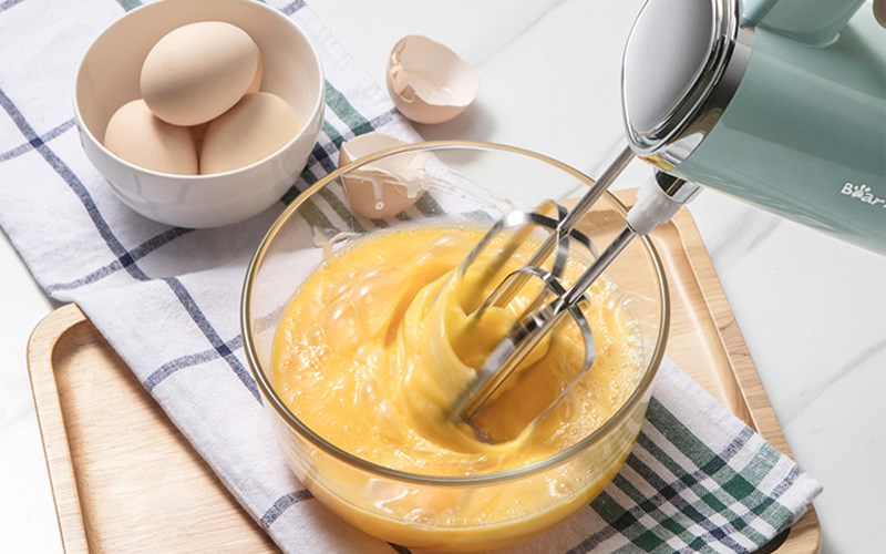 D&ugrave;ng m&aacute;y đ&aacute;nh trứng để l&agrave;m b&aacute;nh flan