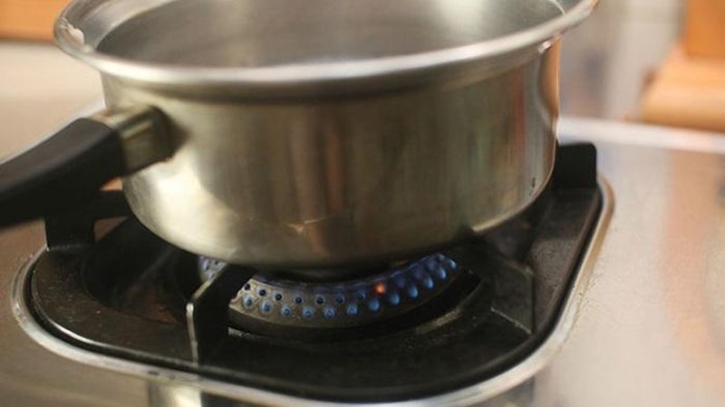 Hạ nhỏ lửa liu riu