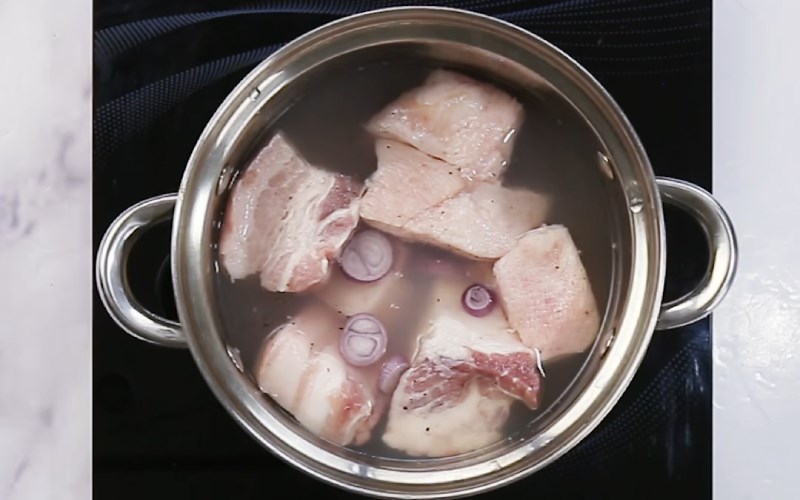 Cho thịt v&agrave;o nồi luộc 