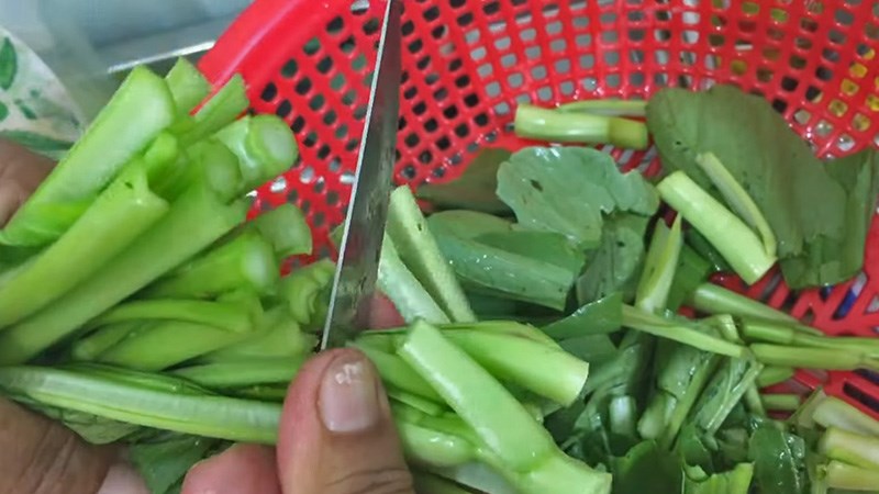 Cắt rau thành từng khúc