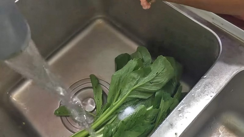 Rửa rau cải ngọt với nước muối