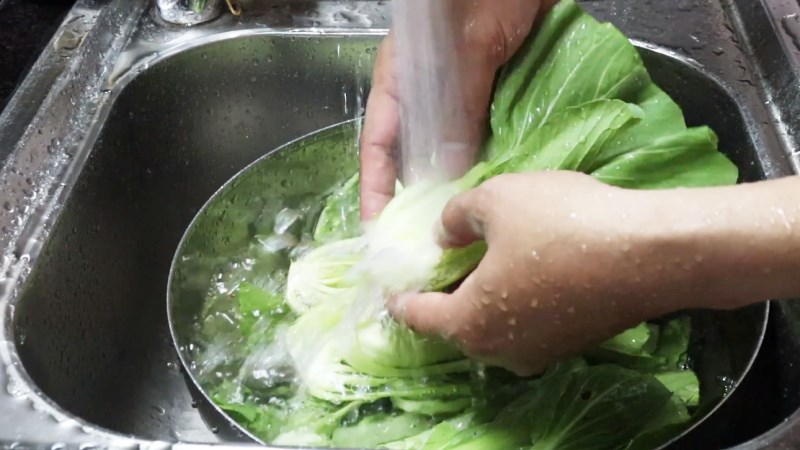 Rửa cải th&igrave;a với nước