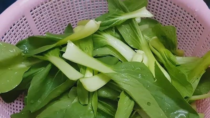Ng&acirc;m rau cải th&igrave;a với nước vo gạo hoặc nước muối lo&atilde;ng
