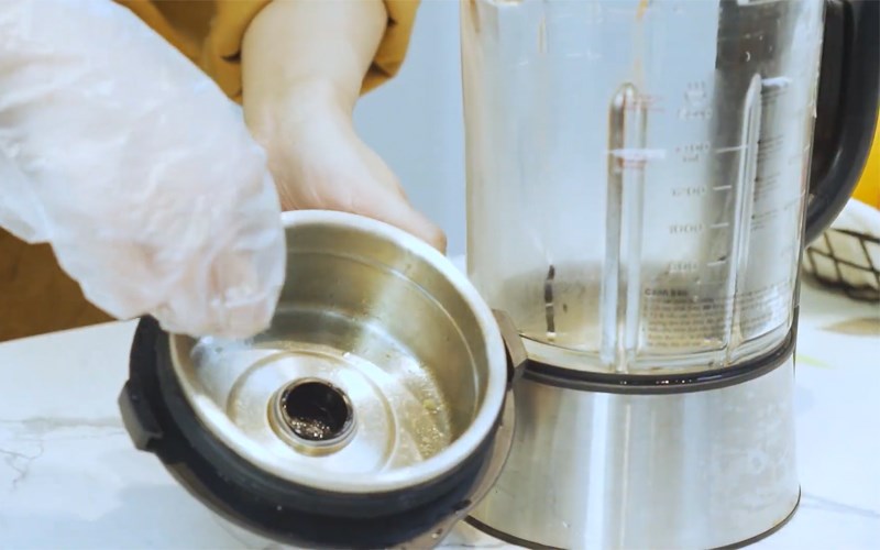 Vệ sinh nắp cối m&aacute;y l&agrave;m sữa hạt