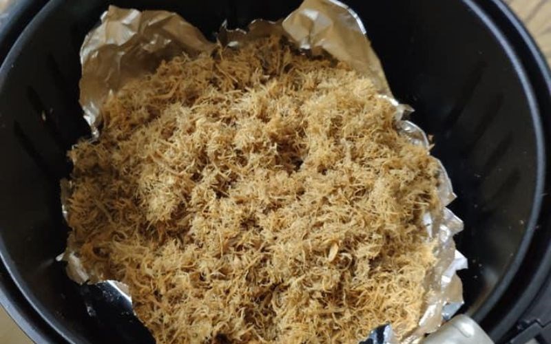 Phải d&ugrave;ng giấy bạc để l&oacute;t b&ecirc;n dưới