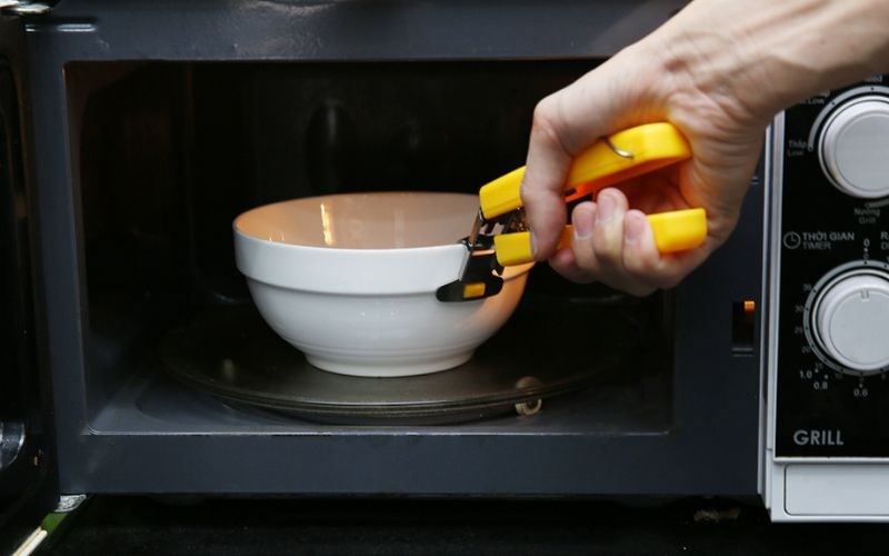 Kẹp gắp đồ n&oacute;ng l&agrave; dụng cụ tiện lợi