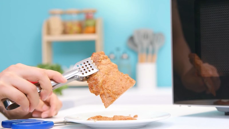 Thịt nướng bằng l&ograve; vi s&oacute;ng c&oacute; nướng Galanz D90D25ETL-ZWA