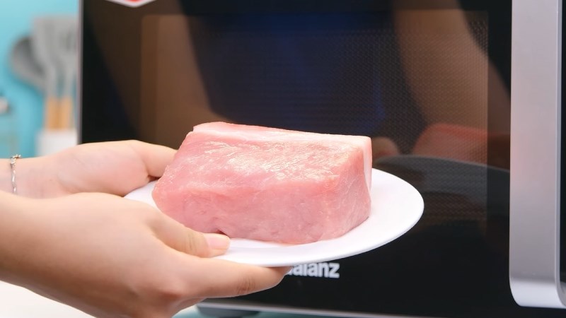 Thịt r&atilde; đ&ocirc;ng bằng bằng l&ograve; vi s&oacute;ng c&oacute; nướng Galanz D90D25ETL-ZWA