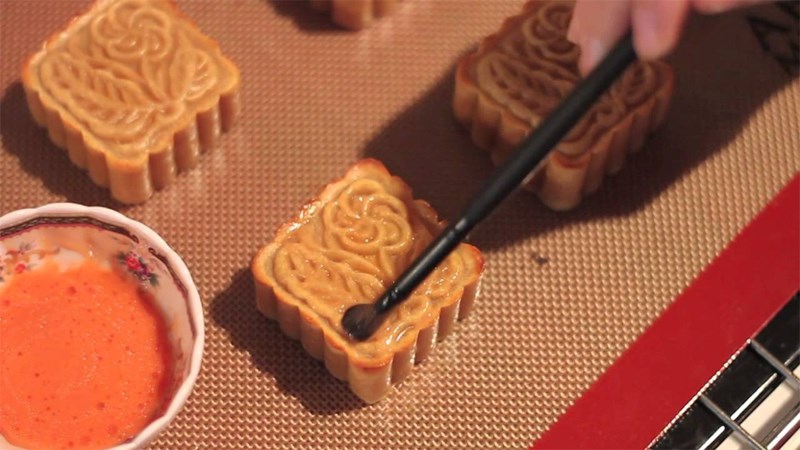 Chỉ n&ecirc;n qu&eacute;t 1 lớp l&ograve;ng đỏ trứng mỏng trước khi đem b&aacute;nh đi nướng