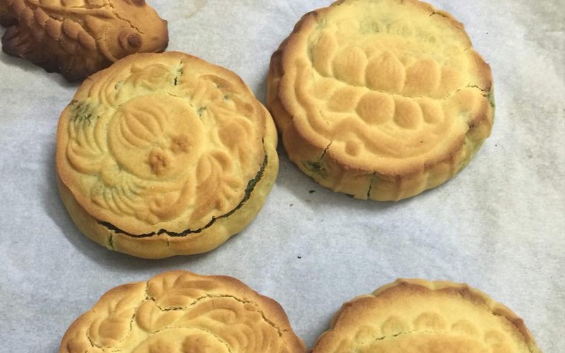 Vỏ b&aacute;nh trung thu bị nứt