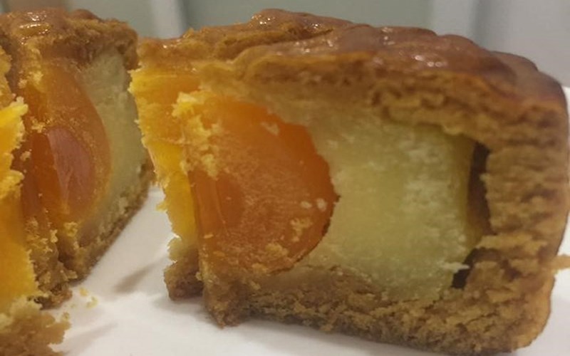 Nh&acirc;n b&aacute;nh trung thu bị t&aacute;ch ra khỏi vỏ