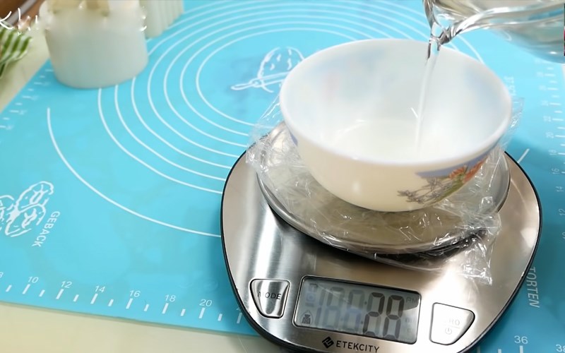 Measure the ingredients accurately when making chewy cake