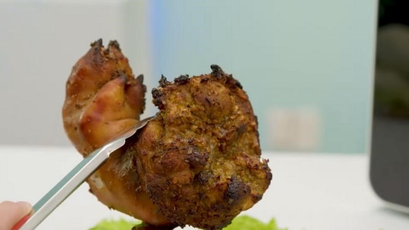 Gắp th&agrave;nh phẩm ra khỏi l&ograve;