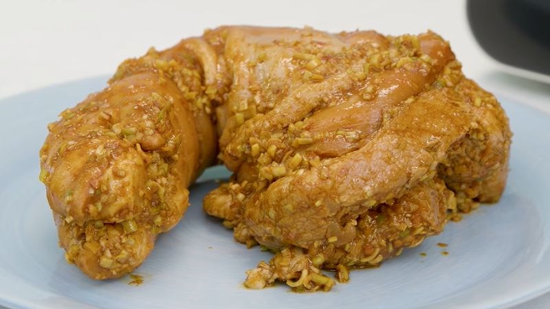 Nguy&ecirc;n liệu l&agrave;m m&oacute;n ch&acirc;n gi&ograve; heo nướng