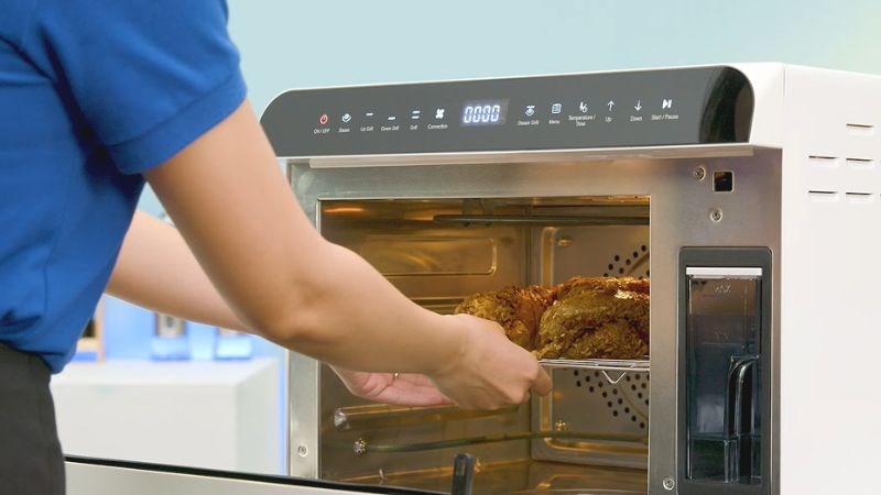 Cho ch&acirc;n gi&ograve; heo v&agrave;o l&ograve;