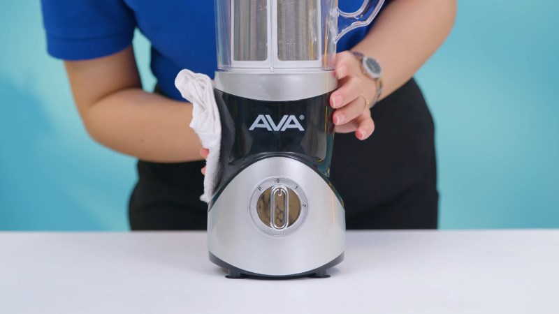 Thường xuy&ecirc;n lau ch&ugrave;i m&aacute;y xay sinh tố AVA SBL3196