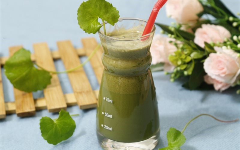 Sinh tố rau m&aacute; l&agrave;m bằng m&aacute;y xay sinh tố AVA SBL3196 