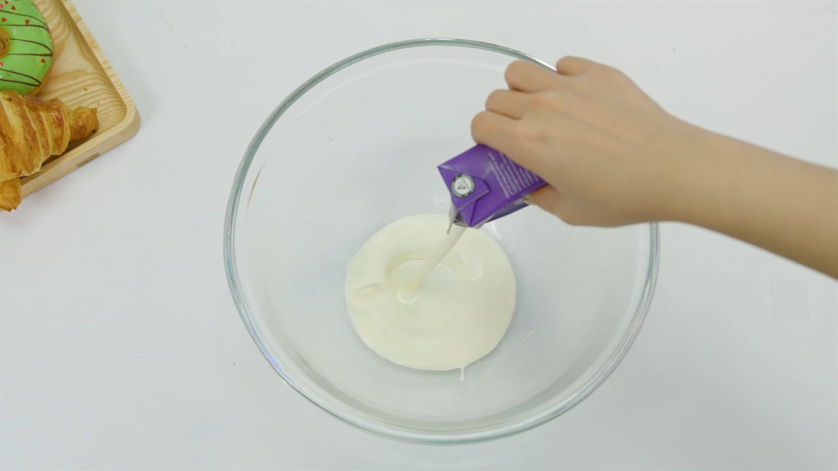 Cho whipping cream v&agrave;o t&ocirc; đ&atilde; để sẵn trong tủ lạnh