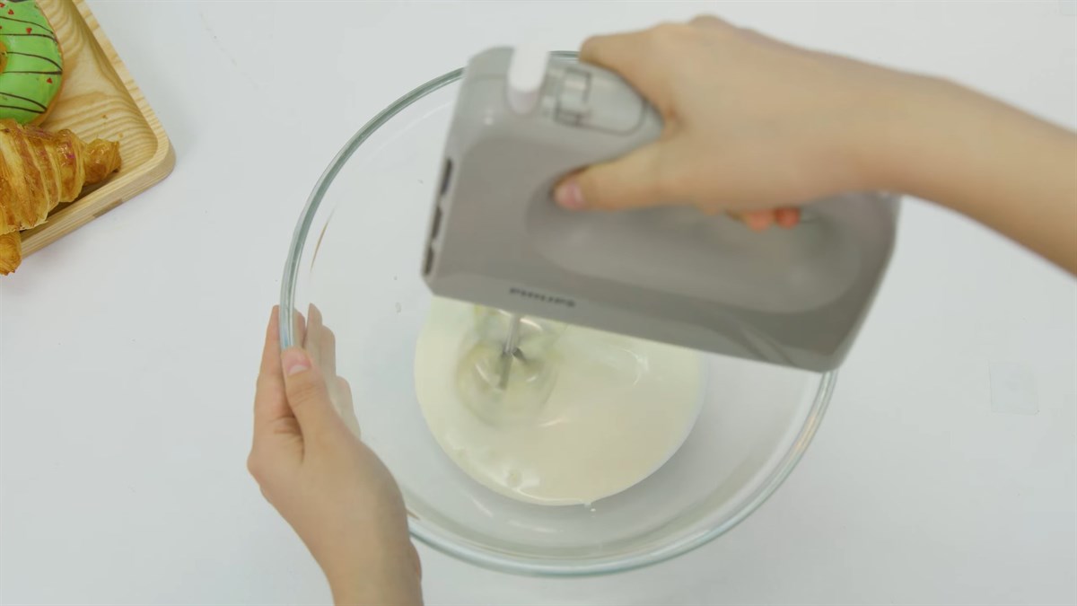 Đ&aacute;nh b&ocirc;ng whipping cream với tốc độ từ thấp tới cao